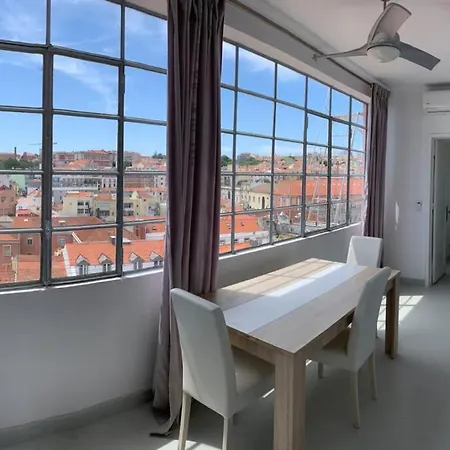 Cozy Apt. 10 Min. Walking Distance From Downtown. リスボン