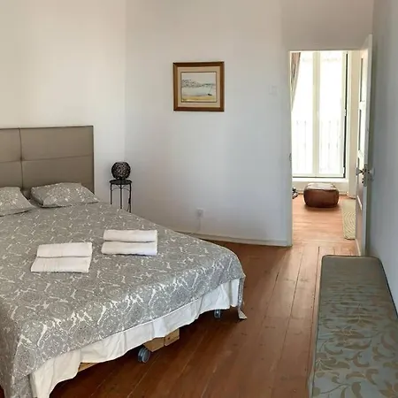 Cozy Apt. 10 Min. Walking Distance From Downtown. *