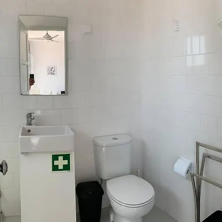 Cozy Apt. 10 Min. Walking Distance From Downtown.