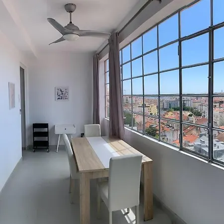 Cozy Apt. 10 Min. Walking Distance From Downtown. リスボン
